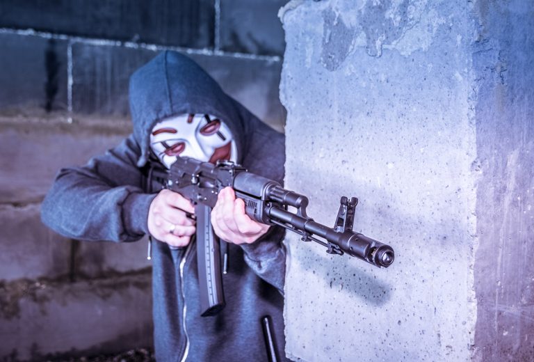 Poliția britanică, semnal de alarmă: Pandemia și izolarea, „furtuna perfectă” pentru radicalizarea tinerilor pe internet
