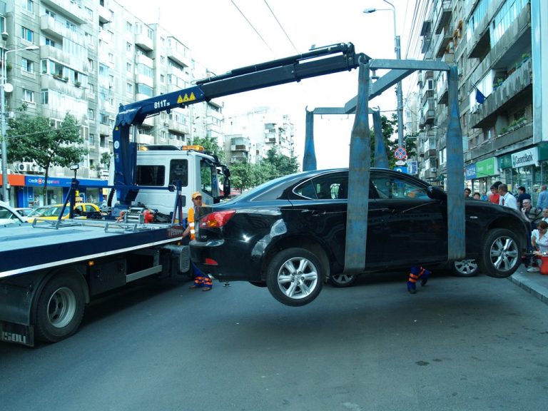 Proiect de lege adoptat la Cameră: Poliția locală va avea dreptul prin lege să ridice vehiculele parcate pe domeniul public