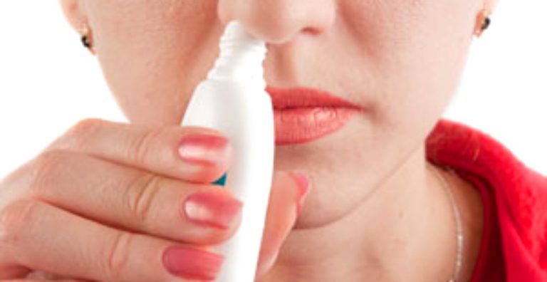 Cercetătorii din Birmingham au inventat un spray nazal care protejează împotriva Covid-19 și previne transmiterea acestuia
