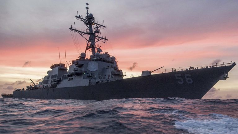 Rusia acuză distrugătorul USS John S. McCain de încălcarea apelor teritoriale în Extremul Orient rus. Reacția flotei americane