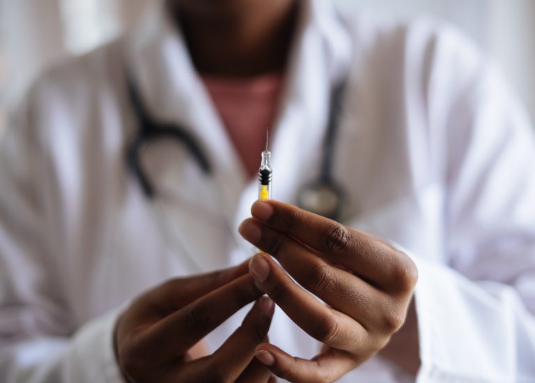 Un studiu arată că eficienţa vaccinurilor anti-COVID-19 de la Pfizer, Moderna şi Janssen scade cu trecerea timpului. Care dintre acestea rămâne cel mai eficient