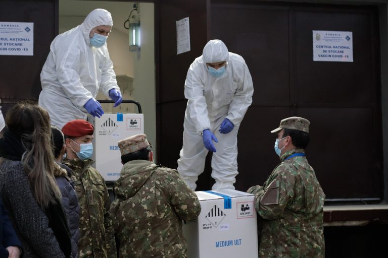 Motivul pentru care vaccinul anti-COVID a fost transportat terestru și nu cu avionul