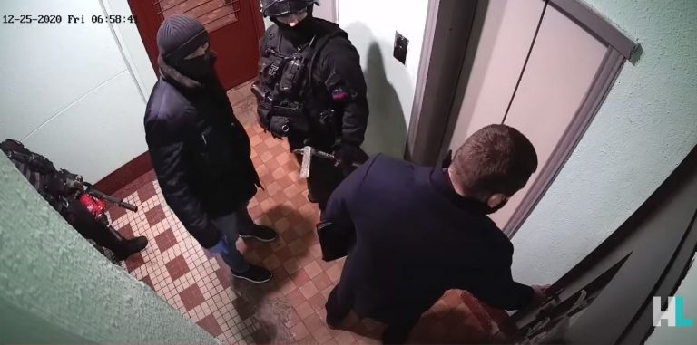 VIDEO | Riposta de tip mafiot a lui Putin, după umilirea FSB: O apropiată a lui Navalnîi, ridicată dis-de-dimineață de acasă