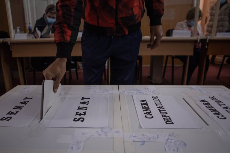 Sondaj INSCOP: Un milion de tineri votează pentru prima dată/ 65% dintre ei cred că pot reprezenta o forţă decisivă la alegerile din 9 iunie