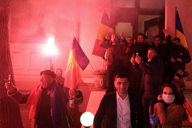 ACCEPT: AUR importă legislaţia maghiară anti-LGBTI și joacă ruleta rusească cu viitorul european al României