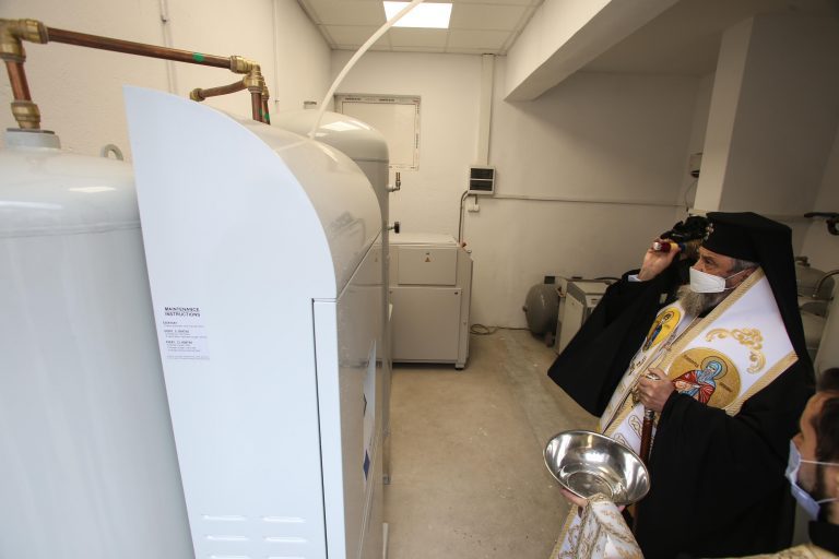 Arhiepiscopia Sibiului a donat o staţie de oxigen pentru Spitalul de Pneumoftiziologie, unde sunt pacienţi cu COVID-19. „Naşterea Domnului e o bucurie şi se transformă la dumneavoastră într-o speranţă în plus”