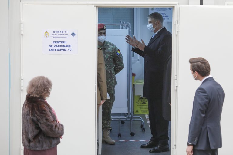 Iohannis: „Restricţiile rămân în vigoare şi de Crăciun, şi de Anul Nou. Aceste restricţii nu sunt facultative. Aceste restricţii sunt obligatorii!”