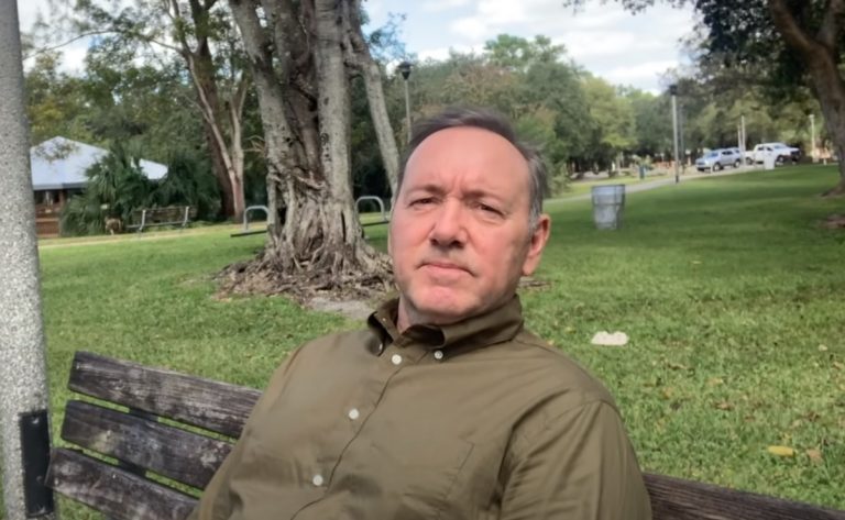 VIDEO | Kevin Spacey, mesaj de Crăciun dedicat persoanelor care se gândesc la sinucidere: Nu ești singur!