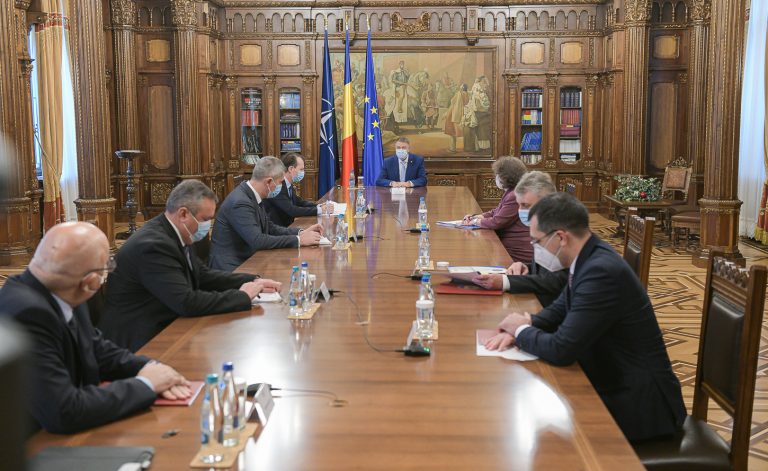 Iohannis: Campania de vaccinare începe duminică, în România şi în UE. Aceste vaccinuri sunt sigure. Dragi români, vă rog să vă feriţi de boală, nu-i de joacă!
