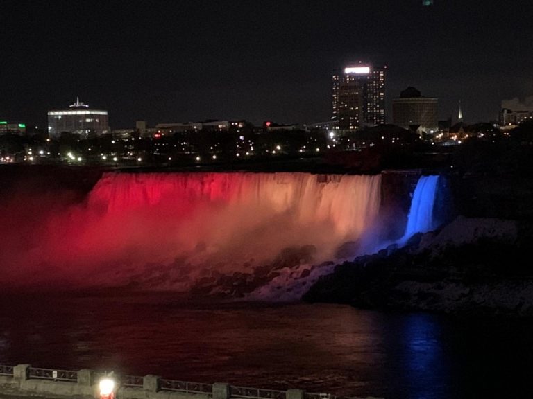 Cascada Niagara va fi iluminată în culorile drapelului românesc