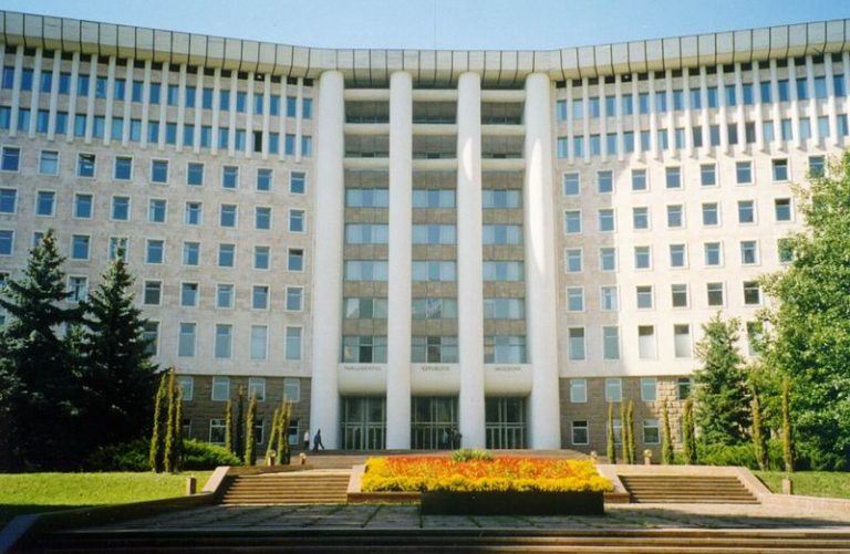 Tensiuni Rep. Moldova-SUA. Parlamentul a reziliat contractul privind terenul fostului stadion republican. Reacția ambasadei americane: „Această abrogare încalcă dreptul internaţional”