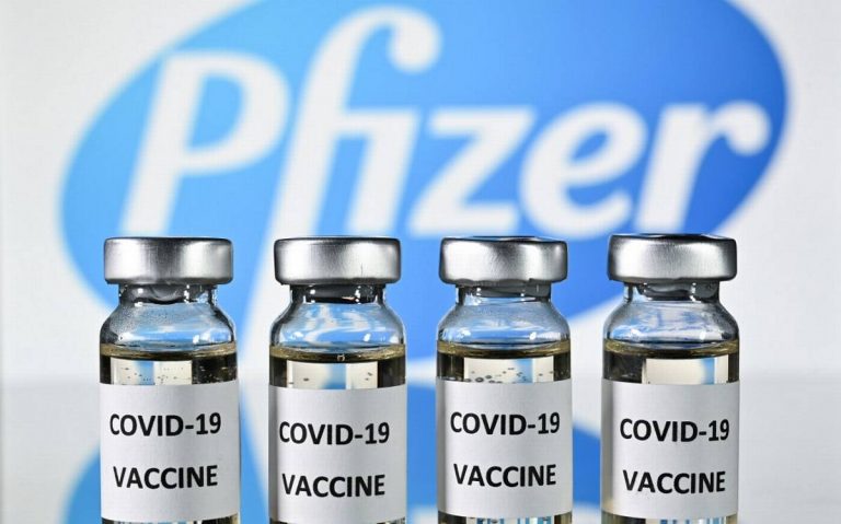 SUA | Experți de top din cadrul FDA se declară deocamdată împotriva unei a treia doze în rândul populației generale