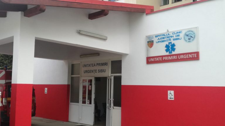Un nou spital al groazei: La Sibiu, pacienți tratați într-un chioșc fast-food. Morții, băgați în sicrie de față cu bolnavii