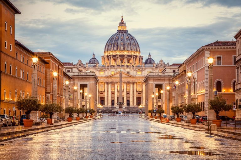 „Biserica Romano-Catolică ar trebui să se gândească serios la posibilitatea de a permite preoţilor să se căsătorească”, susține un înalt oficial al Vaticanului