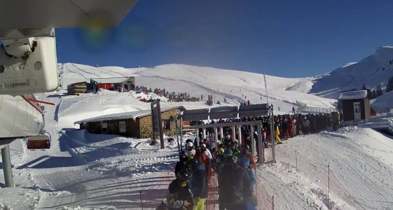 Aglomeraţie la mijloacele de transport pe cablu, în prima zi a sezonului de schi, la Sinaia
