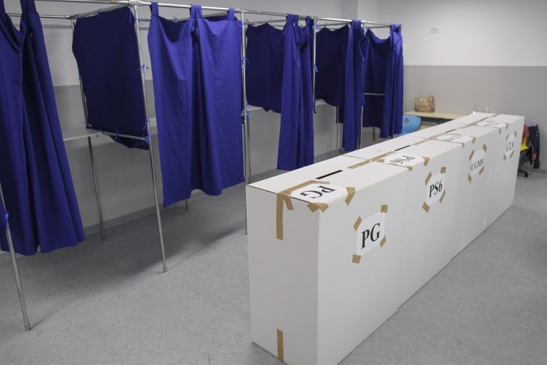 Precizările AEP: Alegătorul care se află în unitatea administrativ-teritorială în care şi-a stabilit domiciliul sau reşedinţa votează numai la secţia de votare unde este înscris în lista electorală permanentă