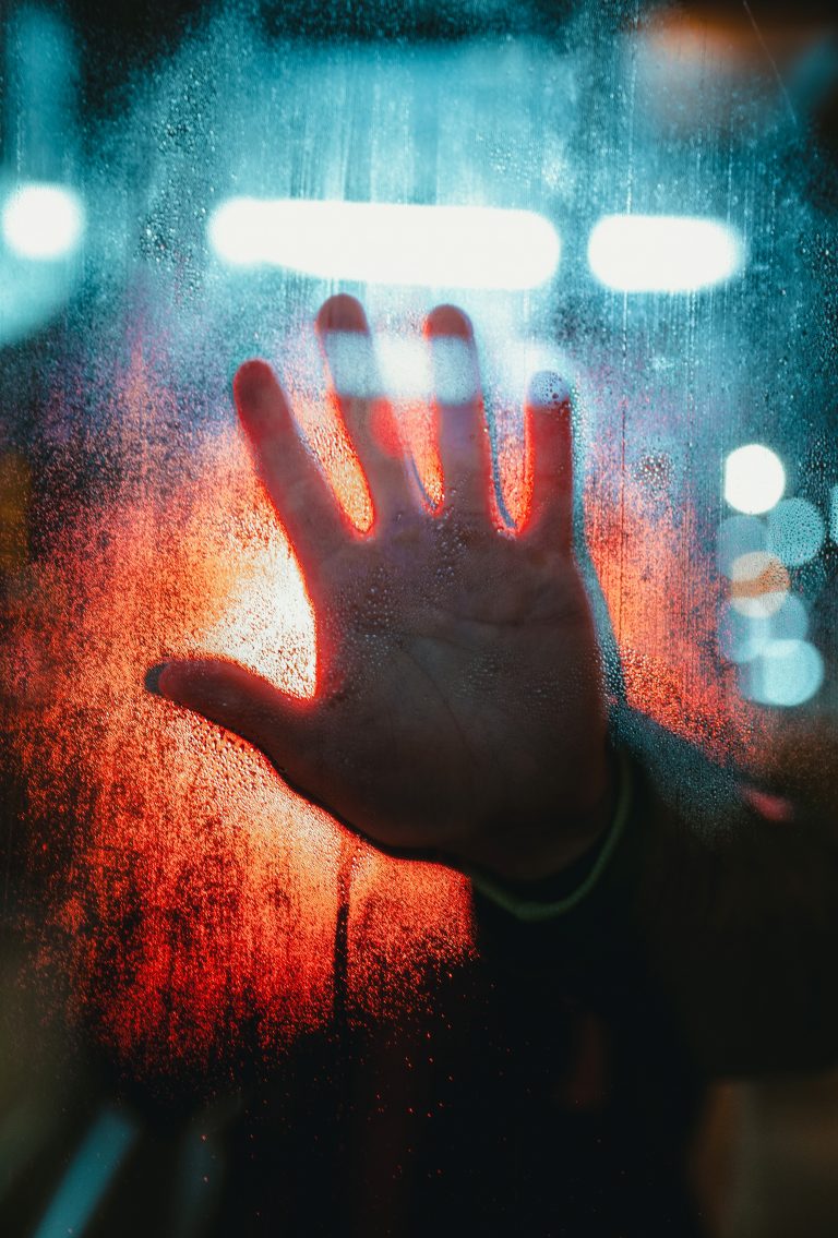 Anchetă oficială după apariția unei boli misterioase. Sute de oameni au trecut de convulsii, stări de rău, dureri cronice, crize de epilepsie, pierderi de memorie, vomă