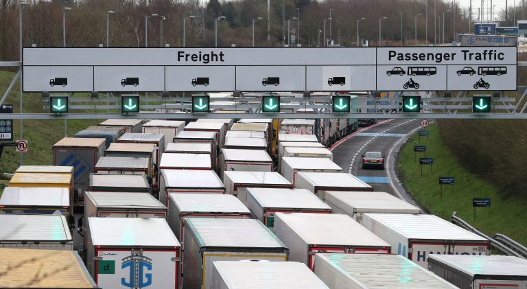 Sute de români, şoferi de TIR şi turişti, blocaţi în trafic între Marea Britanie şi Franţa. Reprezentanţele MAE, pregătite să acorde sprijin