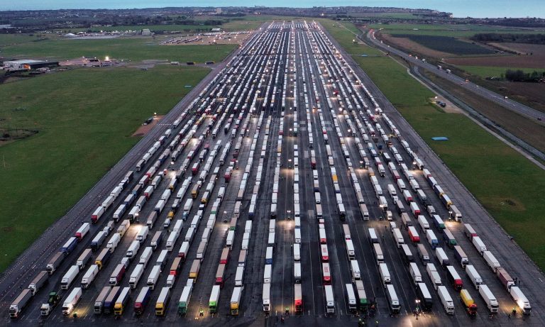 MAE anunță că autorităţile franceze permit deblocarea circulaţiei dinspre Marea Britanie, dar solicită test negativ la COVID-19 obligatoriu la intrarea în Franţa
