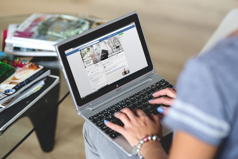 Românii – codași în UE la utilizarea internetului în scop cultural