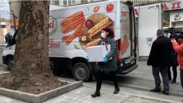 Pragmatism bulgăresc: Vaccinurile anti-COVID au ajuns la Sofia cu o dubă de cârnăciori și au fost depozitate într-un frigider sovietic