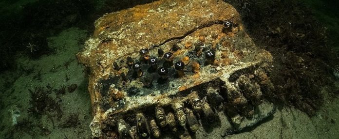 O maşină de criptat “Enigma”, folosită de nazişti, descoperită de scafandri germani în Marea Baltică