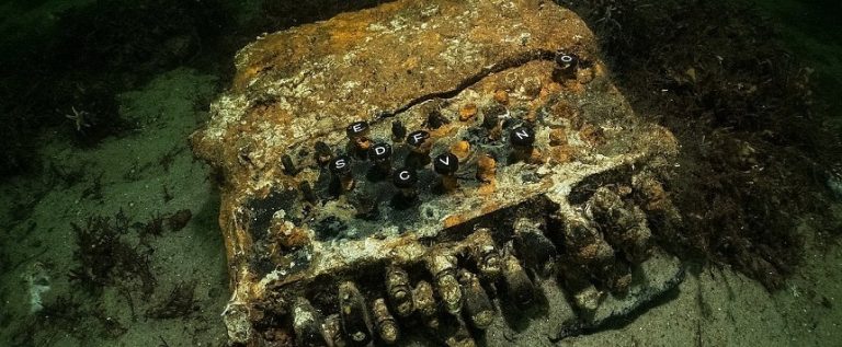 O maşină de criptat “Enigma”, folosită de nazişti, descoperită de scafandri germani în Marea Baltică