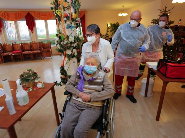 O femeie de 101 ani care locuieşte într-un azil, prima persoană vaccinată în Germania