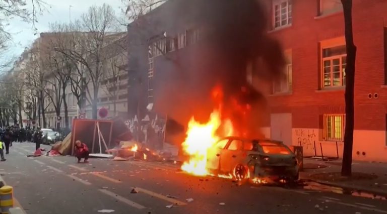 VIDEO | Scene de război civil pe străzile din Franța: Maşini arse, geamuri sparte, arestări în masă