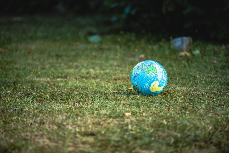 Stan și Bran: Doi adepți ai „Pământului plat” au încercat să ajungă, pe mare, până la „marginea” planetei. Aventura n-a decurs, însă, conform așteptărilor