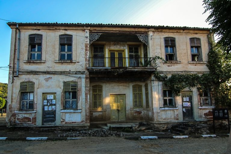 Fenomen în Bulgaria: Mii de persoane își oferă gratuit casele de la țară