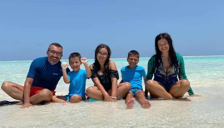 O familie din România s-a mutat în Zanzibar din cauza restricţiilor Covid. „Sincer, simt că trăiesc o poveste”