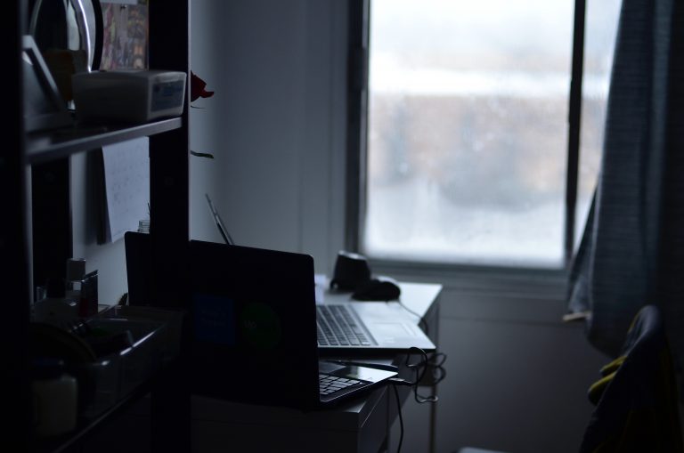 Nivel istoric, pe plan mondial, la vânzările de laptopuri și computere desktop în 2020