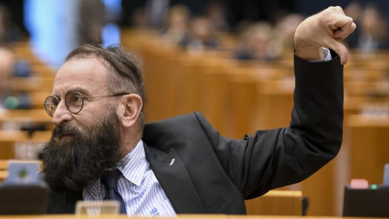 Europarlamentarul ungur József Szájer, prins la orgia gay din Bruxelles, printre politicienii care au interzis căsătoria între persoanele de același sex