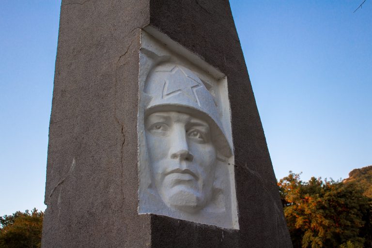 Validare în beton. Un analist explică de ce miliardarii ruși construiesc monumente și cumpără titluri academice