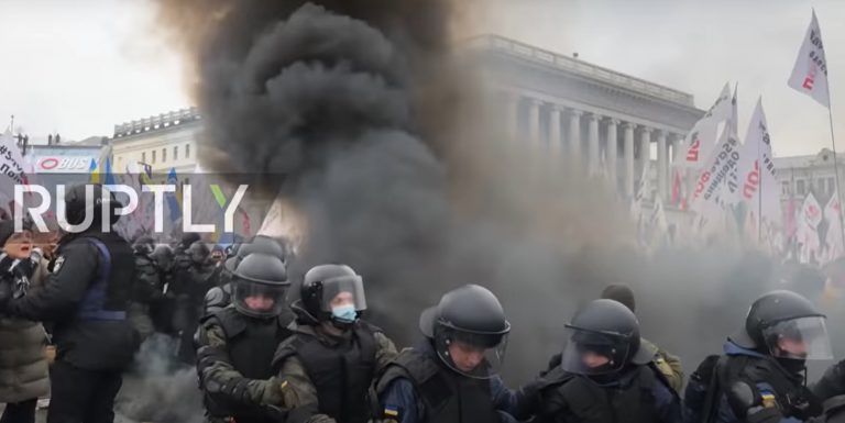 VIDEO | Răscoală anti-lockdown la Kiev. Zeci de polițiști au fost răniți în urma violențelor
