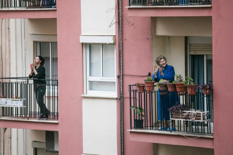 Cum îți calculezi riscul de infectare cu COVID-19 într-un spațiu închis. Modelul matematic oferit de MIT