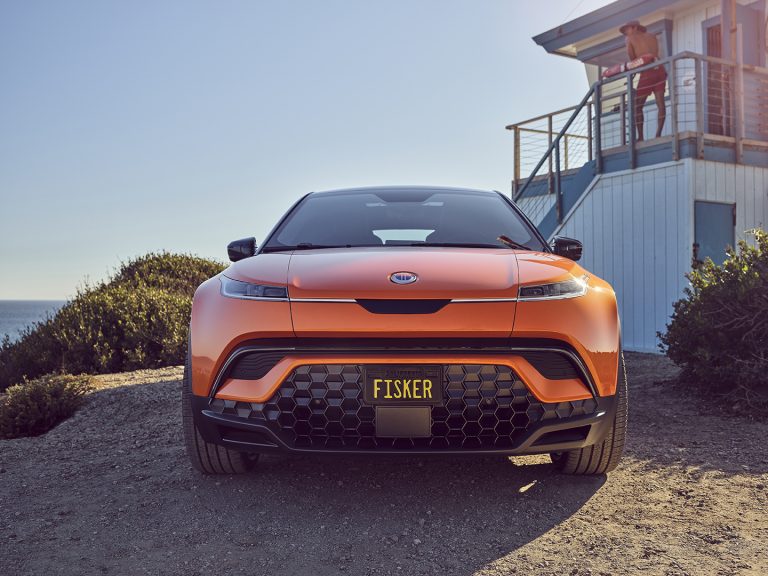 Cuplul de miliardari care concurează Tesla. De la mașina lui James Bond și afacerea cu Elon Musk, la propria „companie autmobilistică digitală”