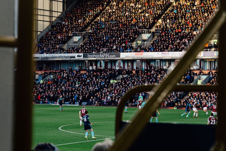 Publicul revine pe stadioane în Anglia. Suporterii trebuie să poarte măşti, să un cânte prea mult şi să nu se îmbrăţişeze
