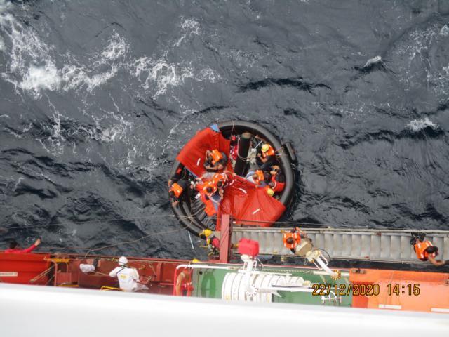 nava salvare valuri mare ocean