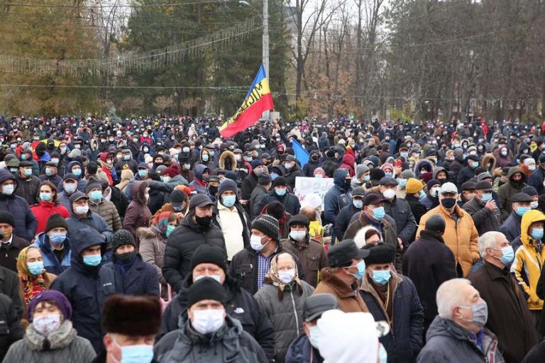 „Jos hoţii, jos corupţia!” Zeci de mii de persoane protestează la Chișinău