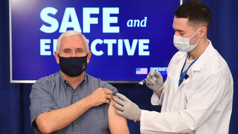 VIDEO | Vicepreşedintele american Mike Pence, vaccinat împotriva COVID-19 în direct la televiziune