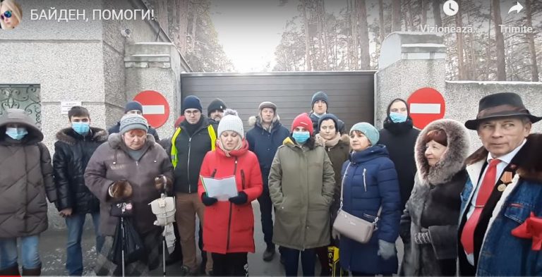 VIDEO | „Biden, ajută-ne!” Locuitorii din Celiabinsk îi cer liderului SUA să-i scape de poluarea ucigașă. Cum și de ce l-au „sărit” pe Putin
