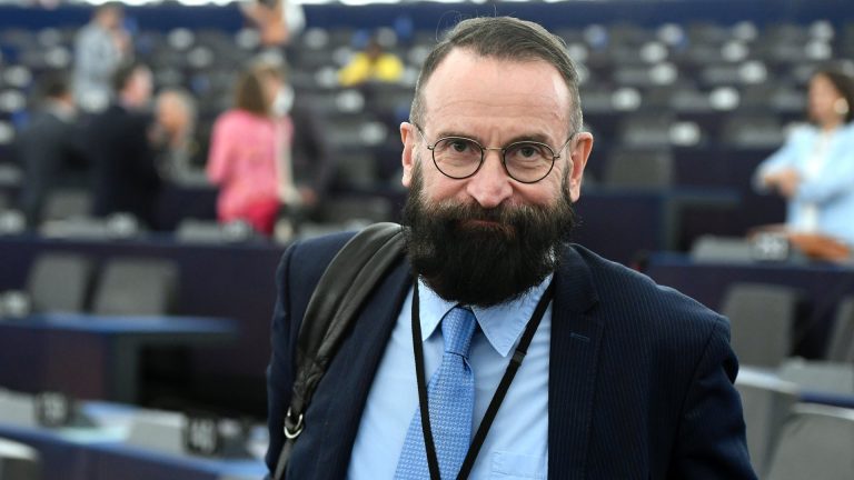 Un europarlamentar ungar a demisionat din Parlamentul European, după ce a participat la o orgie sexuală în Bruxelles