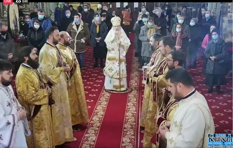 Teodosie a împărtăşit, fără mască, zeci de oameni, la slujba de Crăciun. Constanţa e în carantină. Reacția prefectului
