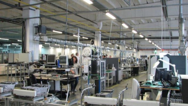 Efect de domino: 50 de fabrici din România, afectate de falimentul unor branduri din Marea Britanie