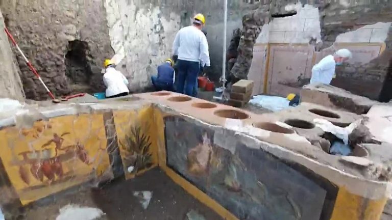 Un ”fast-food” antic – thermopolium, descoperit intact la Pompei
