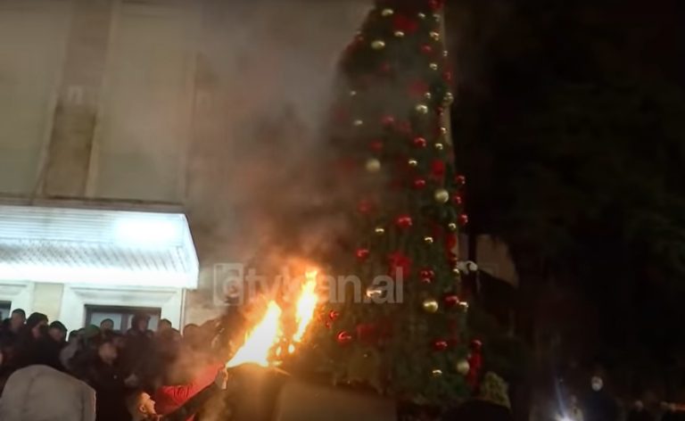 VIDEO | Tirana: Confruntări între manifestanți și forțele de ordine, după moartea unui tânăr împuşcat de poliţie