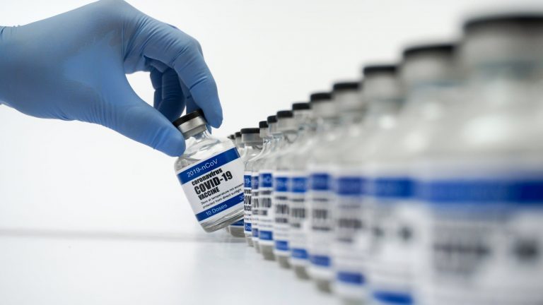 Farmacistul care a distrus sute de doze de vaccin anti-COVID convins că sunt periculoase era adept al teoriei conspirației