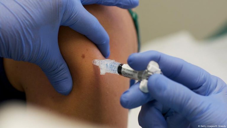 Protecţia asigurată de vaccinurile anti-COVID-19, foarte probabil să scadă în timp și va fi nevoie de mai multe campanii de vaccinare, afirmă cercetătorii britanici